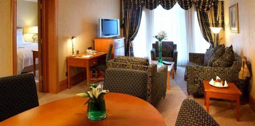 Hotel Johnstown House à Enfield Extérieur photo